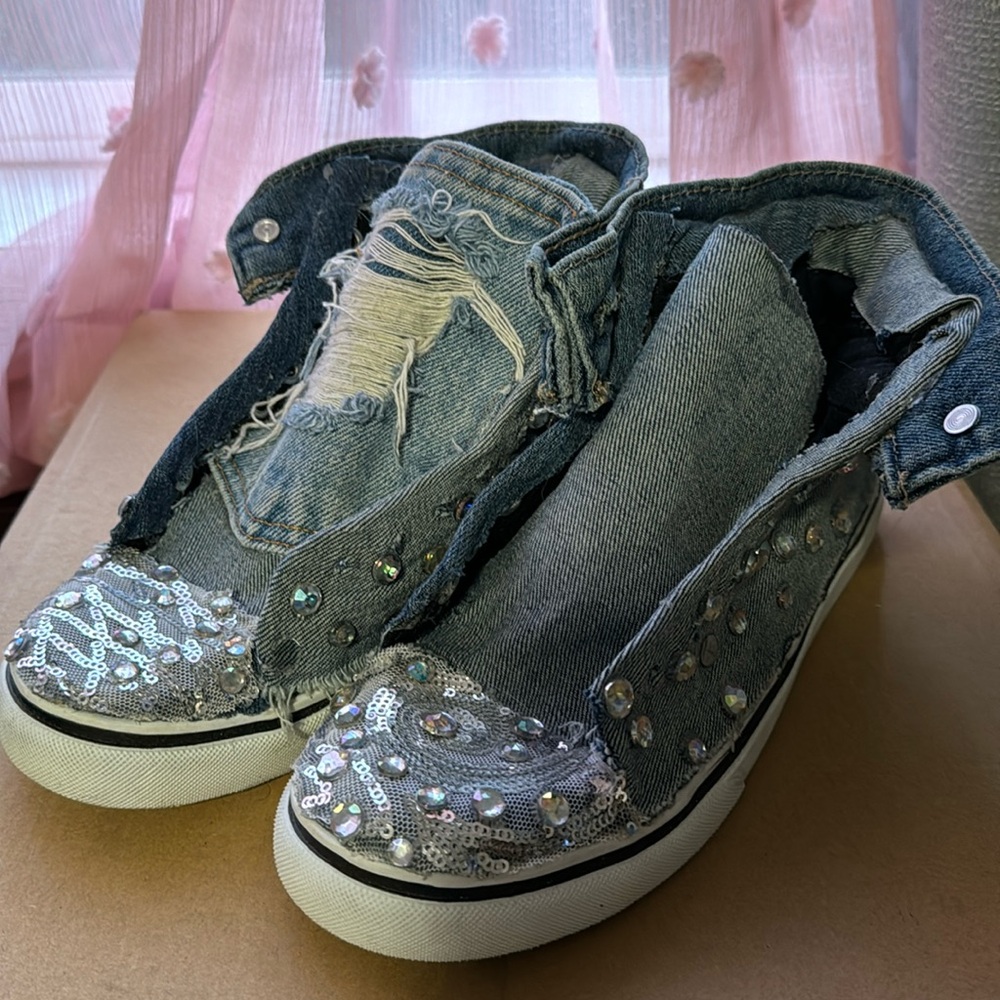Super cute denim and bling, relaxed, casual statement shoes size 7, like new